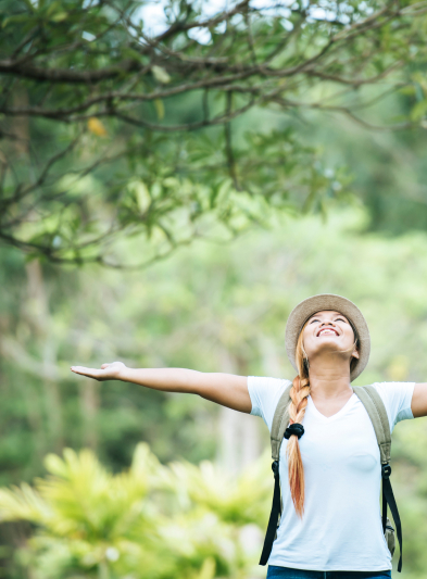 mulher feliz com braços abertos olhando para o céu